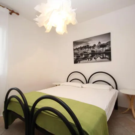 Oriella روسولينا ماري